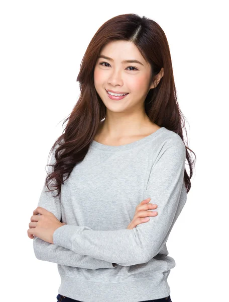 Молодая азиатка в сером свитере — стоковое фото