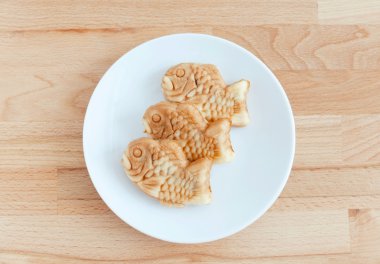 Ahşap masa üzerinde pişmiş tatlı