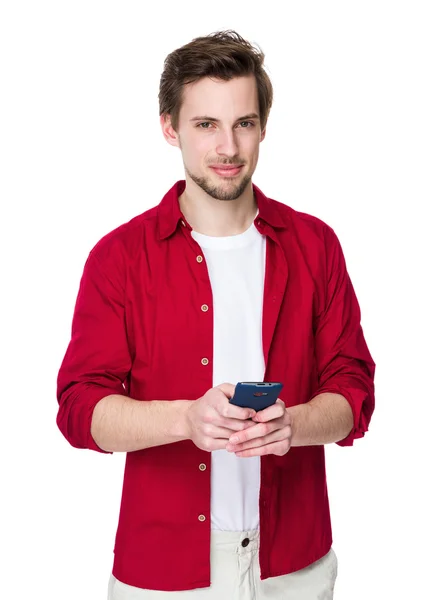 年轻英俊的男人，穿着红色衬衫 — 图库照片