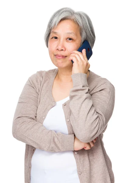 Azjatycki starsza kobieta w beżowy sweter — Zdjęcie stockowe