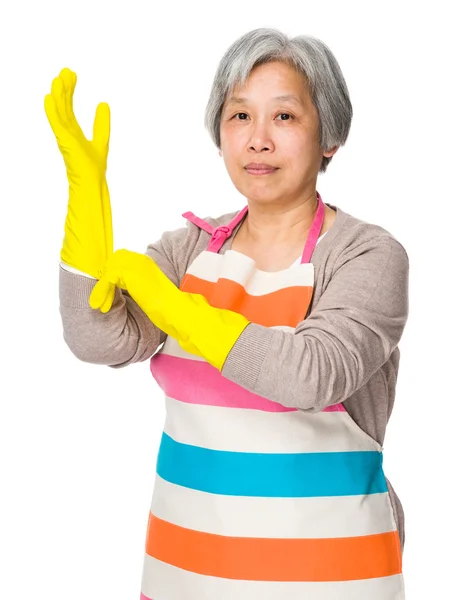 Aziatische ouderen huisvrouw in schort — Stockfoto