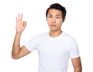 Beyaz t-shirt Asya yakışıklı adam