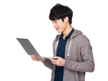 gri kapşonlu Asya yakışıklı adam