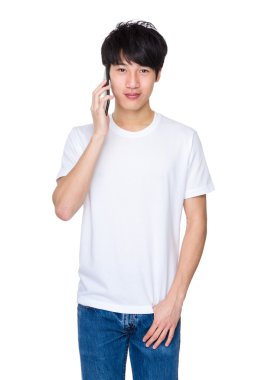 Beyaz t-shirt Asya yakışıklı adam