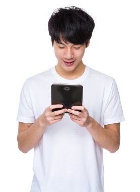 Beyaz t-shirt Asya yakışıklı adam