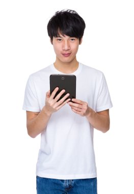 Beyaz t-shirt Asya yakışıklı adam