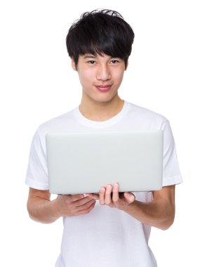 Beyaz t-shirt Asya yakışıklı adam