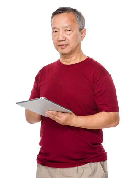 Vecchio asiatico uomo in rosso t-shirt — Foto Stock