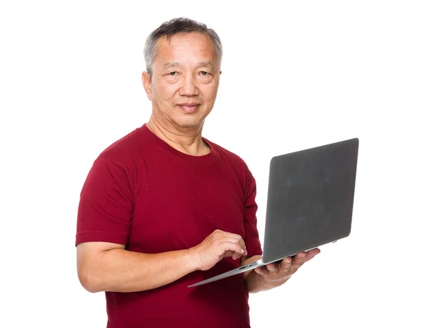 Oude Aziatische man in rode t-shirt — Stockfoto