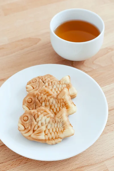 Fischform Kuchen mit Tee — Stockfoto