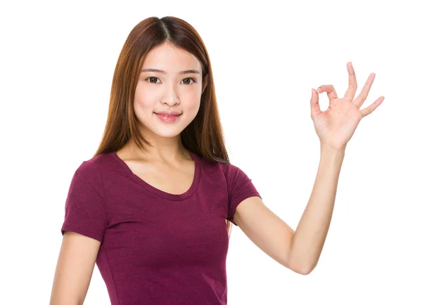 Asiatische junge Frau im roten T-Shirt — Stockfoto