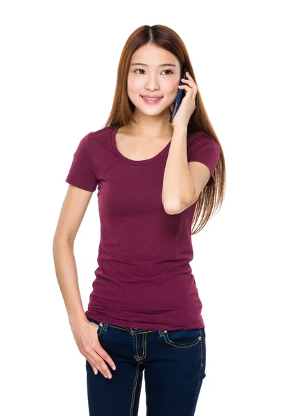 Asiática joven mujer en rojo camiseta — Foto de Stock