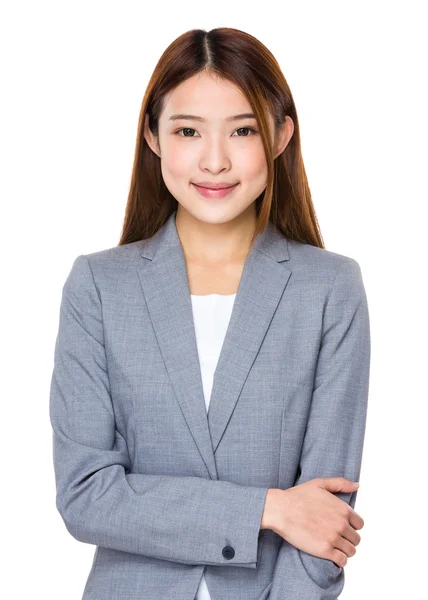 Азиатская молодая бизнесвумен в деловом костюме — стоковое фото