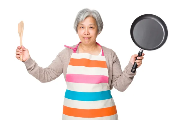 Asyalı olgun ev hanımı önlük — Stok fotoğraf