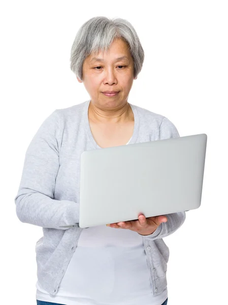 Aziatische volwassen vrouw in grijze vest — Stockfoto