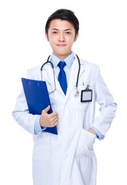 Genç Asyalı doktor stetoskop ile