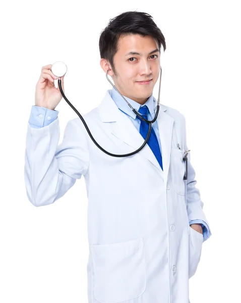 Jeune médecin asiatique avec stéthoscope — Photo