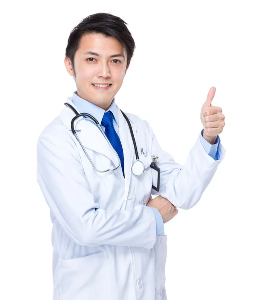 Молодой азиатский врач со стетоскопом — стоковое фото