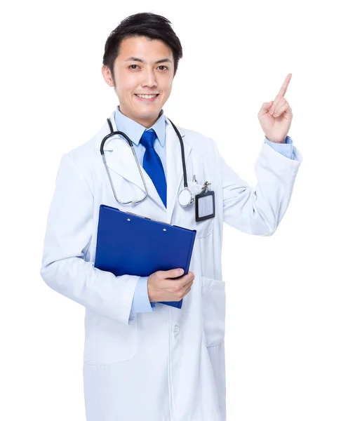 Молодой врач с планшетом — стоковое фото