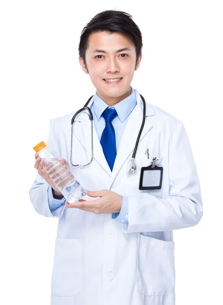 Doctor sosteniendo botella de agua — Foto de Stock