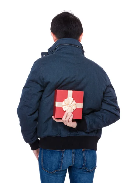 El hombre puso la caja de regalo detrás — Foto de Stock