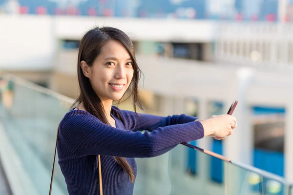Женщина с помощью смартфона на открытом воздухе — стоковое фото