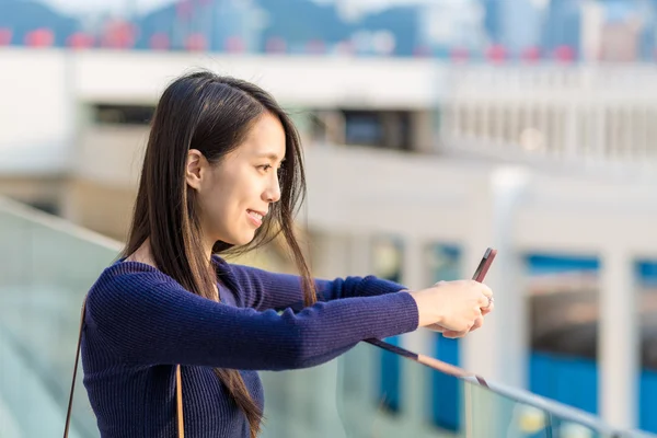 女性がスマート フォンを使用して — ストック写真