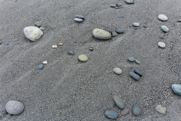 Natte kiezels op het strand — Stockfoto