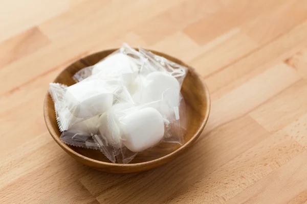 Marshmallow in wooden bowl — Stock Photo, Image