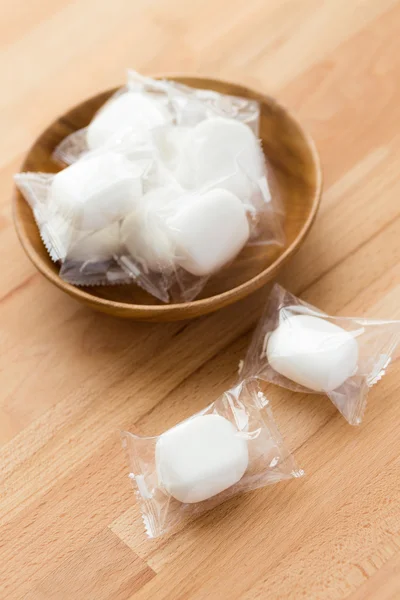 Marshmallow in wooden bowl — Stock Photo, Image