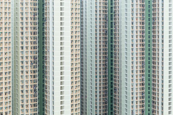 Edifício de apartamentos na cidade — Fotografia de Stock