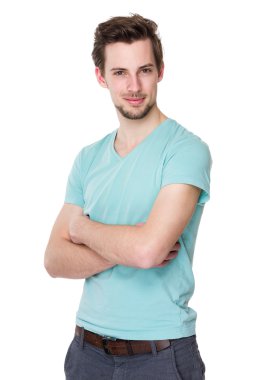 Turkuaz t tişörtlü beyaz yakışıklı adam