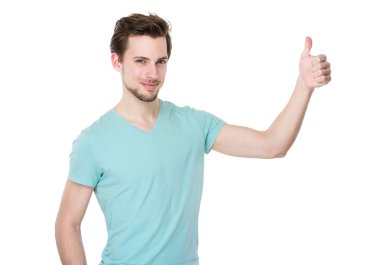 Turkuaz t tişörtlü beyaz yakışıklı adam