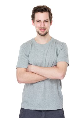 Gri tişörtlü beyaz yakışıklı adam