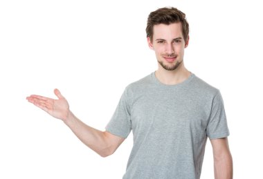 Gri tişörtlü beyaz yakışıklı adam