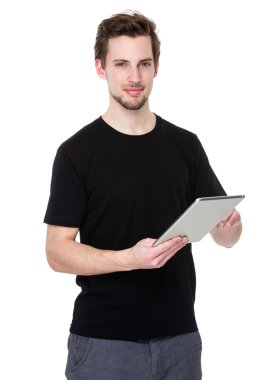 Beyaz yakışıklı siyah t shirt