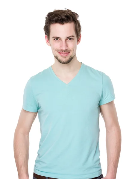 Kaukasische knappe man in turquoise t shirt — Stockfoto