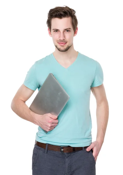 Kaukasische knappe man in turquoise t shirt — Stockfoto