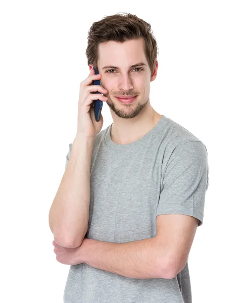 Uomo bello caucasico in t shirt grigia — Foto Stock