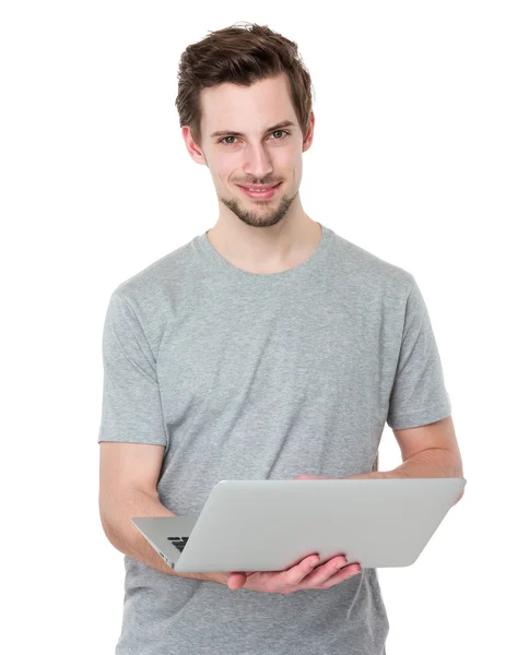 Uomo bello caucasico in t shirt grigia — Foto Stock