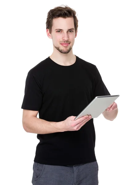 Kaukasischer schöner Mann im schwarzen T-Shirt — Stockfoto