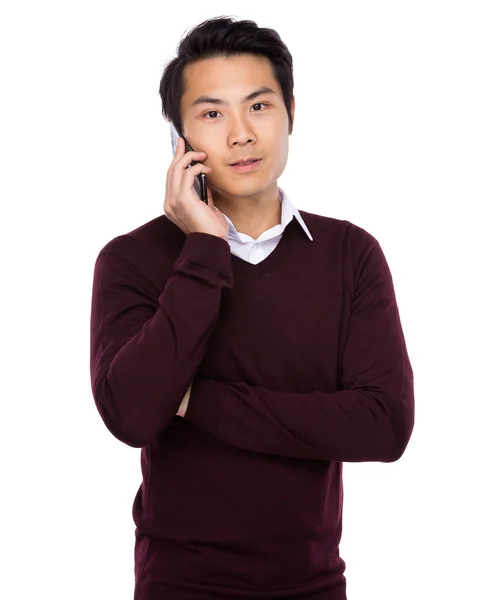 Азиатский молодой бизнесмен в красном свитере — стоковое фото