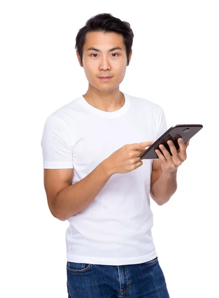 Asiático bonito homem em branco t-shirt — Fotografia de Stock