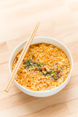 Anlık noodle yemek çubukları ile