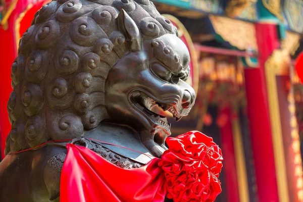 Löwenstatue im Tempel — Stockfoto