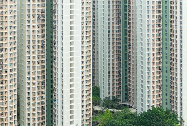 Edifício de apartamentos na cidade — Fotografia de Stock