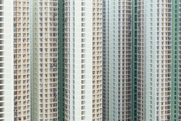 Edifício de apartamentos na cidade — Fotografia de Stock