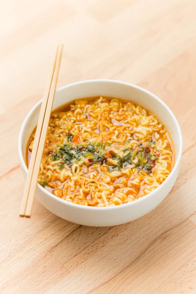 Macarrão instantâneo com pauzinhos — Fotografia de Stock