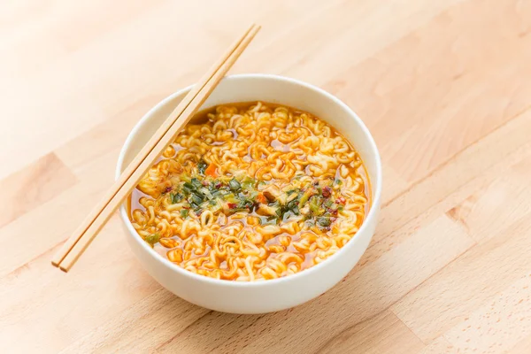 Macarrão instantâneo com pauzinhos — Fotografia de Stock