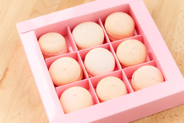 Macaron in scatola rosa — Foto Stock